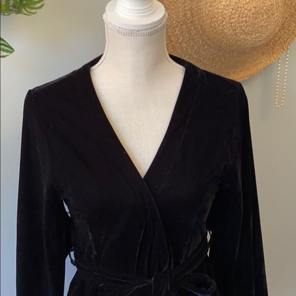 NWT Felina Black Velour Wrap Top Size Small - Picture 3 of 6
